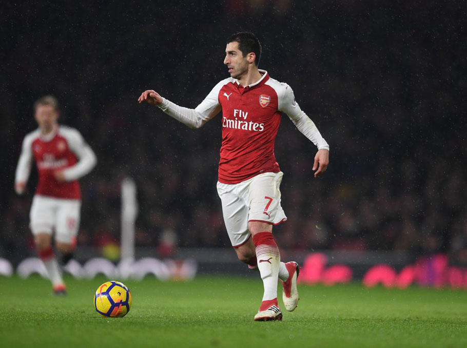 Mickipedia: Henrikh Mkhitaryan checks his Wiki page for true or false info  