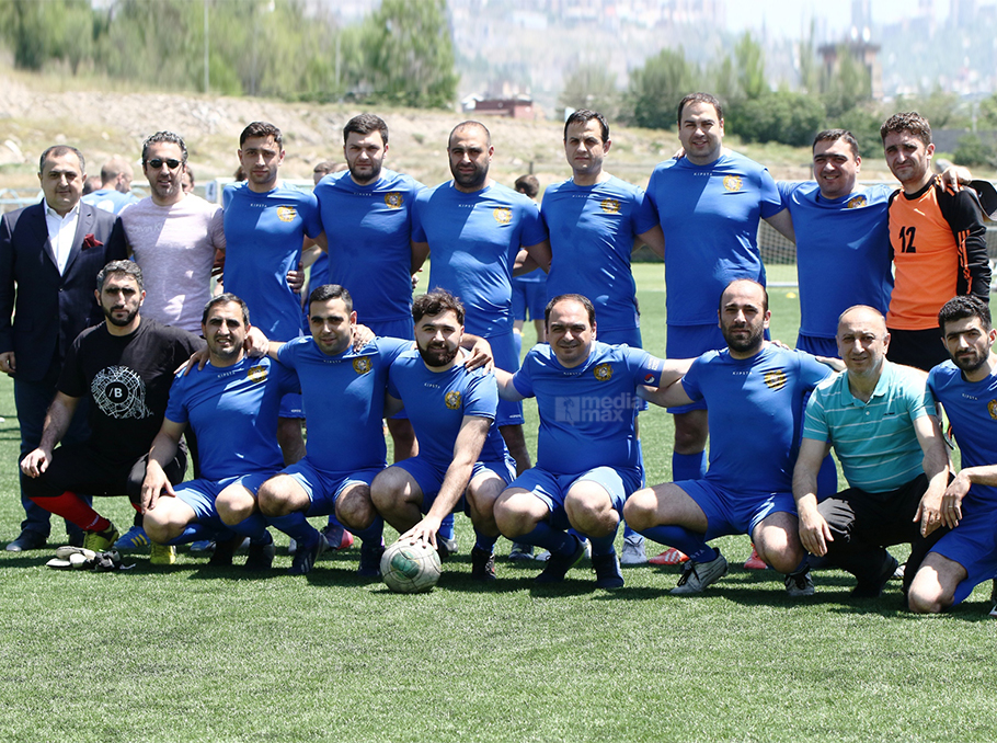Армения литва. Литовская сборная по футболу. Футбольная команда Армении фото.
