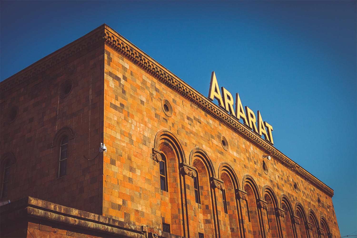 Реставрируются каменные карнизы главного здания Ереванского коньячного завода