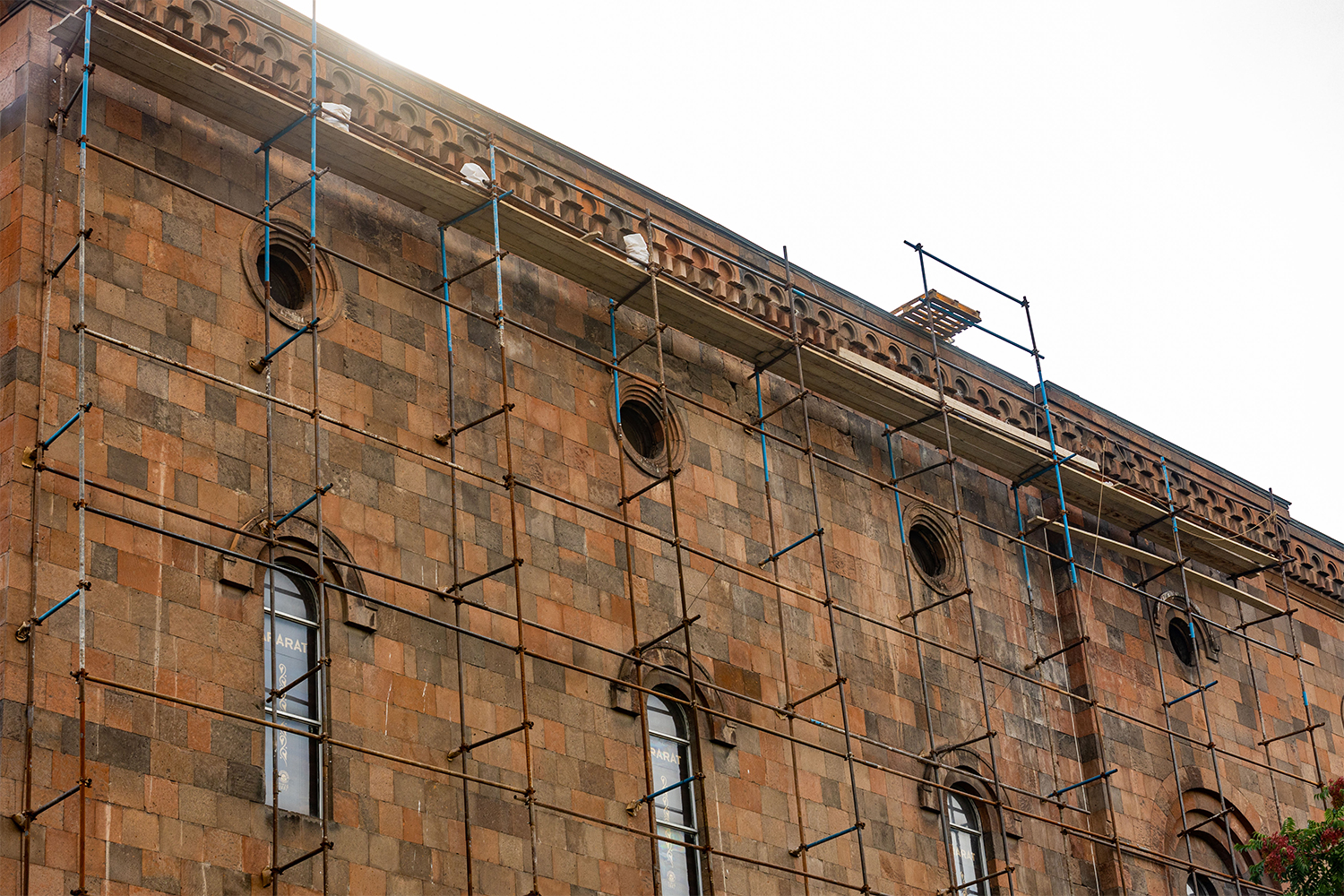 Реставрируются каменные карнизы главного здания Ереванского коньячного завода