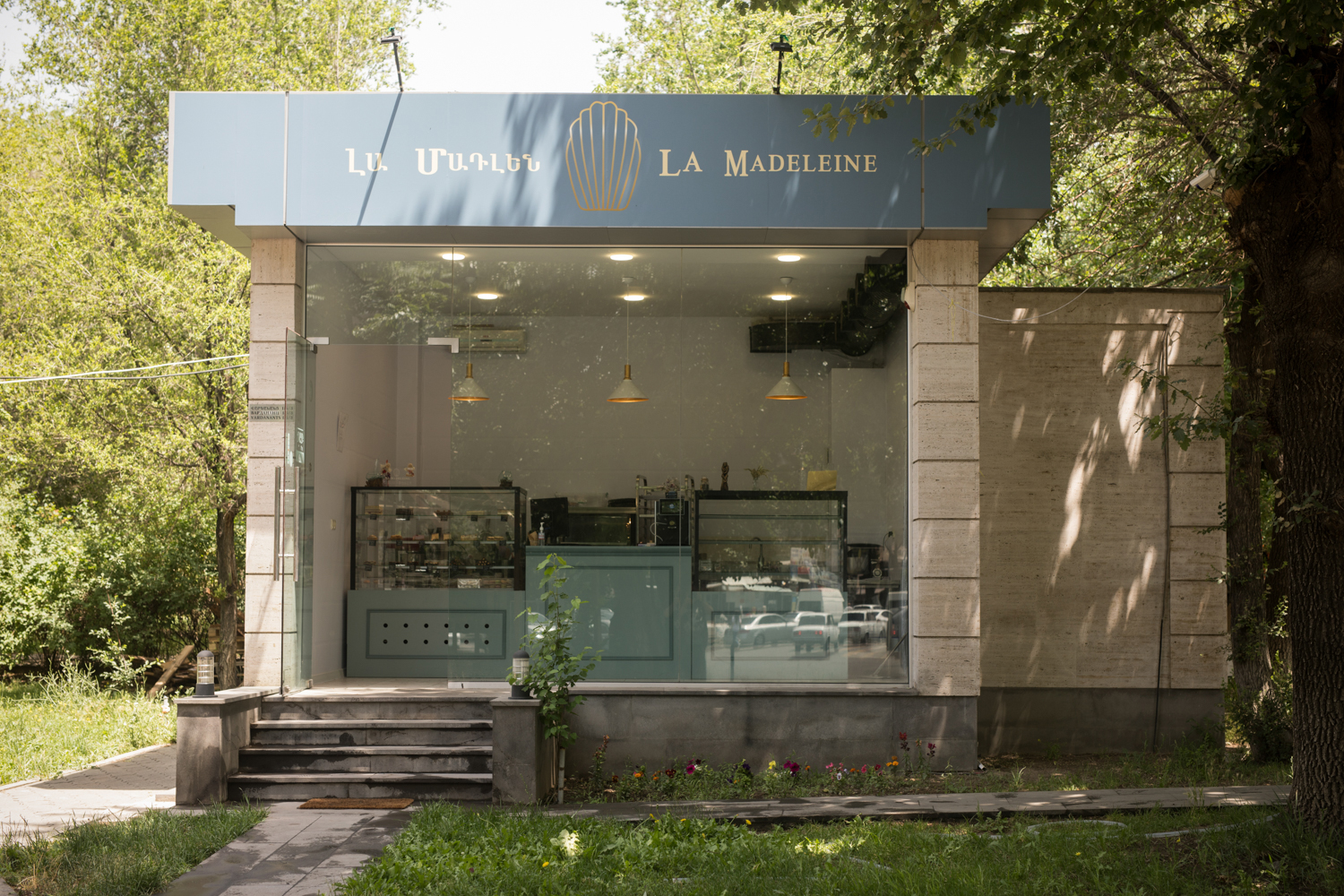 La madeleine patiserie. Հրուշակագործ ընկերուհիներն ու գունեղ «Մադլենները»