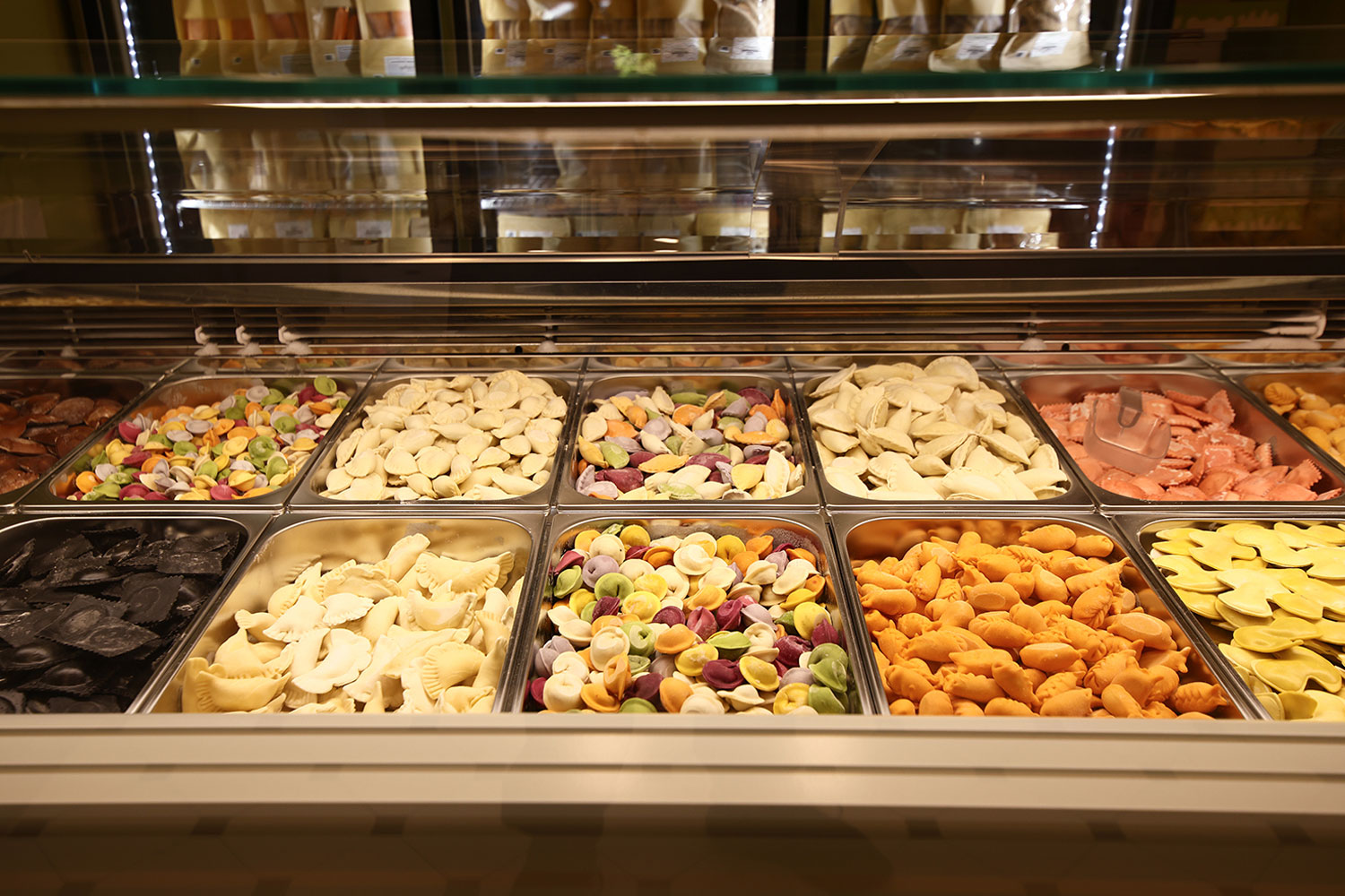 Caramel by Impasta. գունավոր ռավիոլիներ, կարամելային համեր եւ ջերմ միջավայր