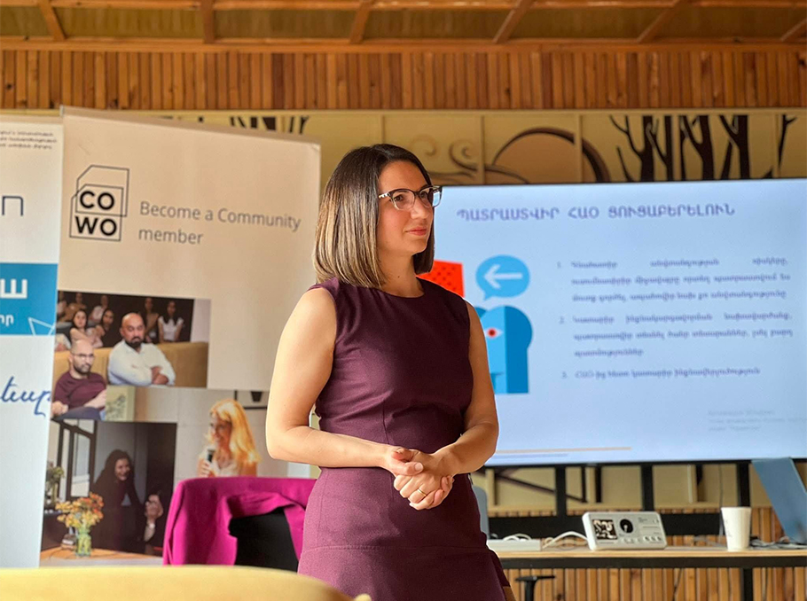 Անժելա Բարխուդարյանը