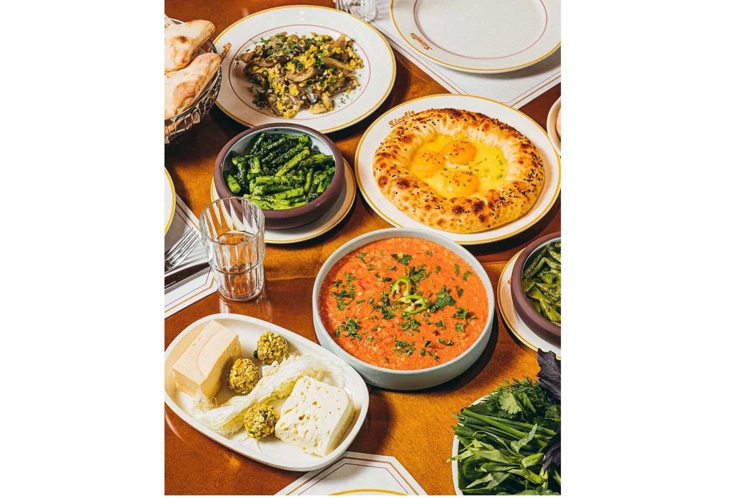 Լոլիկով ձվածեղ vs. շակշուկա. երեւանյան ուղեցույց