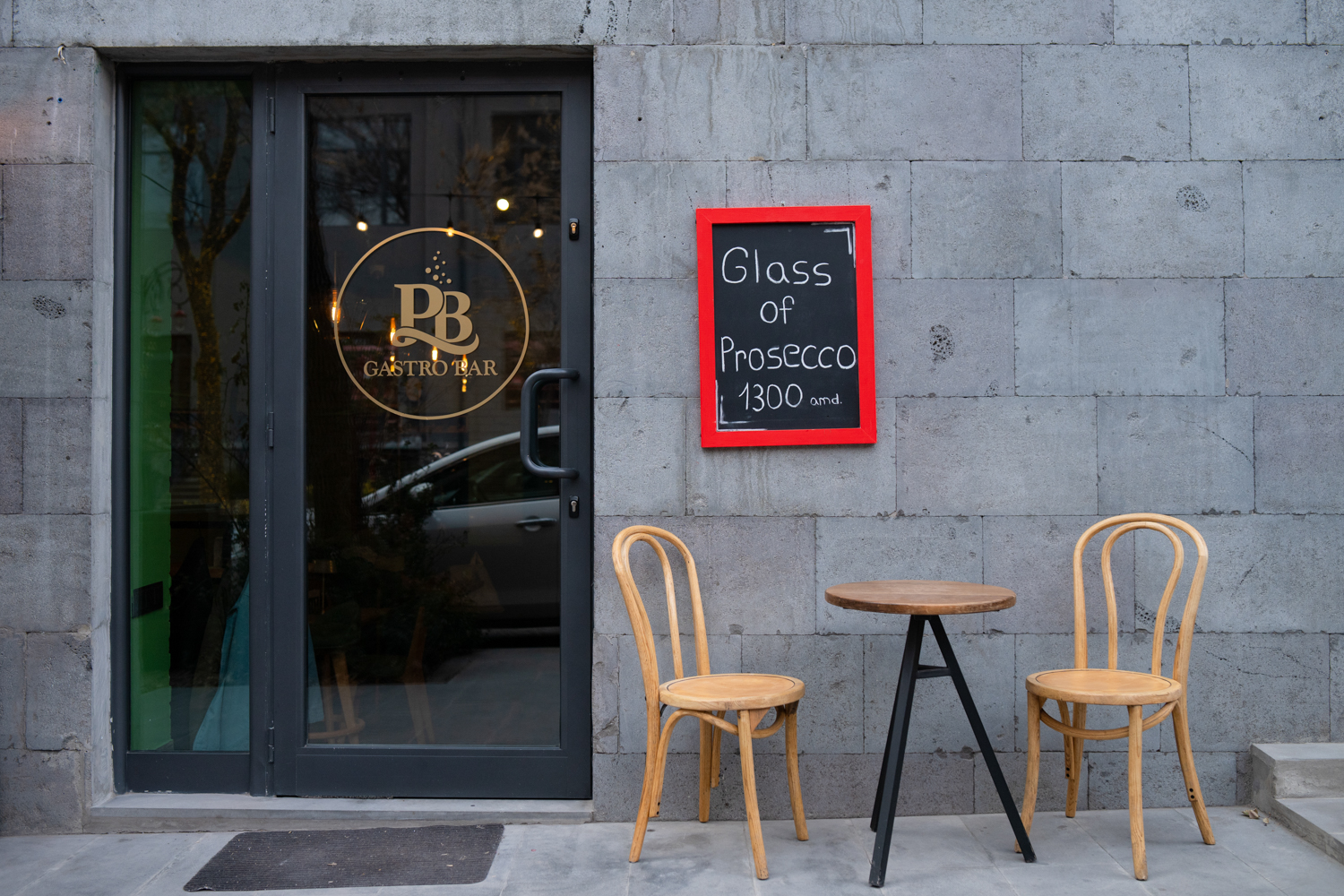 Prosecco Gastrobar. &laquo;Լցնովի&raquo; փրփրուն գինի եւ լիարժեք ընթրիք