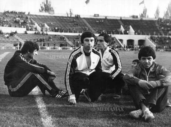 Hamlet Mkhitaryan with his teammates.