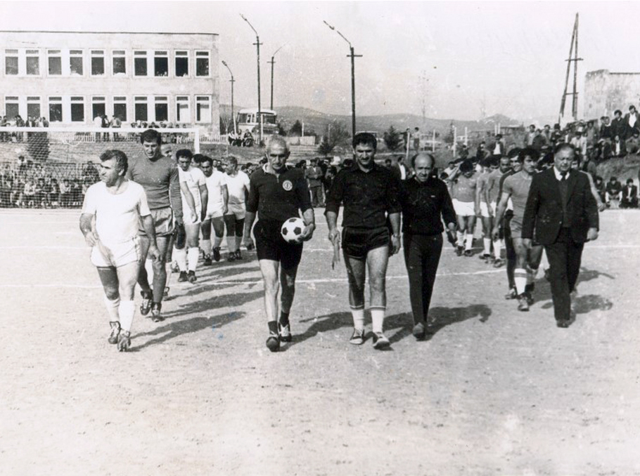1983-ին Օնիկ Աբրահամյանն ու Դարչո Խաչատրանը թիմերին դուրս են բերում դաշտ