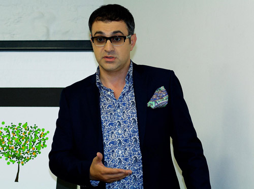 Гарик мартиросян в очках фото Garik Martirosian spoke of the role of education in his life at the presentation