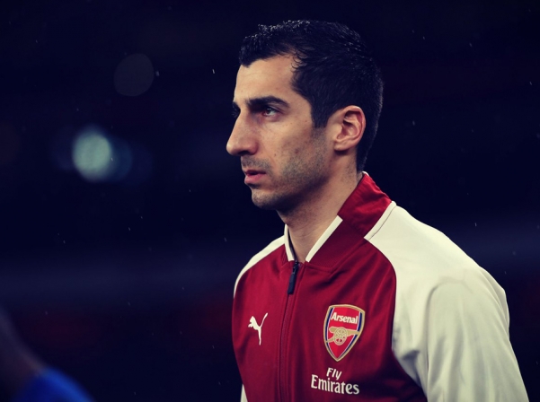 Mickipedia: Henrikh Mkhitaryan checks his Wiki page for true or false info  