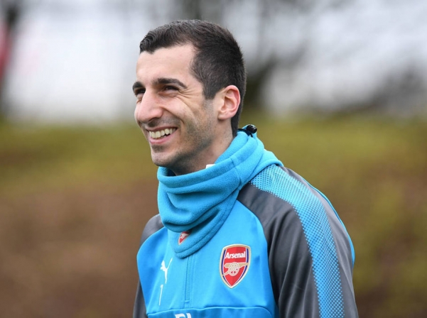 Mickipedia: Henrikh Mkhitaryan checks his Wiki page for true or false info  