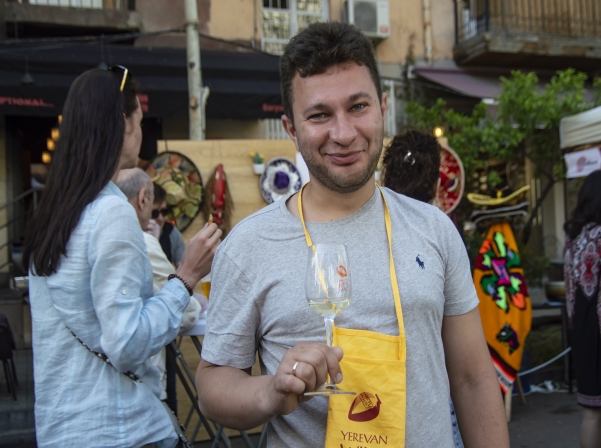 «Գինովցած» երեւանյան երեկո՝ օր առաջին