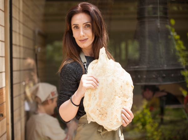 Մեր պատրաստած լավաշը, խորովածն ու տոլման՝ «Պանդոկ Երեւան գետափին» ռեստորանում 