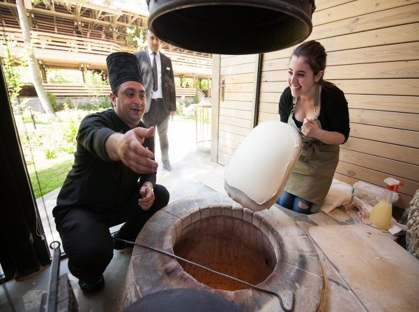 Մեր պատրաստած լավաշը, խորովածն ու տոլման՝ «Պանդոկ Երեւան գետափին» ռեստորանում 