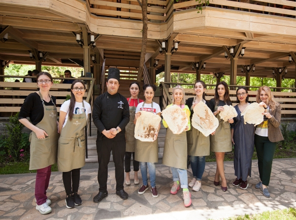 Մեր պատրաստած լավաշը, խորովածն ու տոլման՝ «Պանդոկ Երեւան գետափին» ռեստորանում 