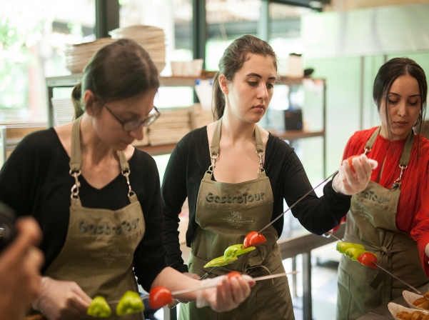 Մեր պատրաստած լավաշը, խորովածն ու տոլման՝ «Պանդոկ Երեւան գետափին» ռեստորանում 