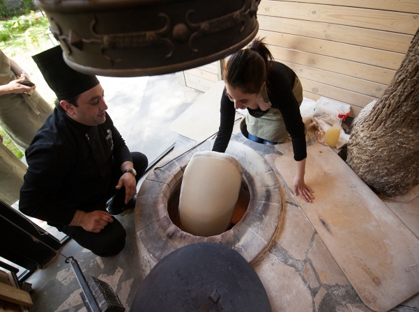 Մեր պատրաստած լավաշը, խորովածն ու տոլման՝ «Պանդոկ Երեւան գետափին» ռեստորանում 