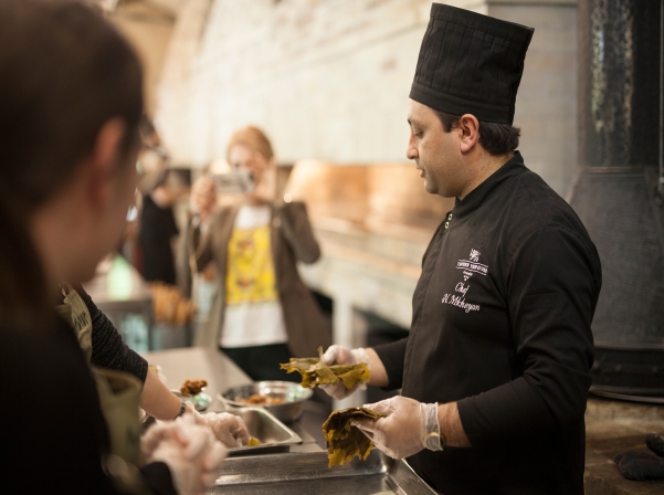 Մեր պատրաստած լավաշը, խորովածն ու տոլման՝ «Պանդոկ Երեւան գետափին» ռեստորանում 