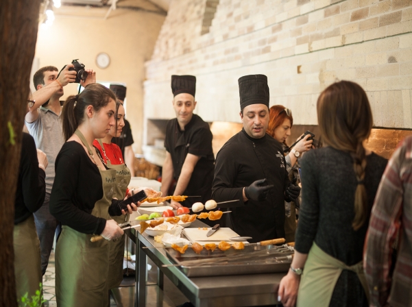 Մեր պատրաստած լավաշը, խորովածն ու տոլման՝ «Պանդոկ Երեւան գետափին» ռեստորանում 