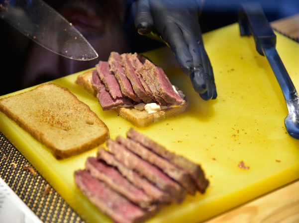 Հակոբը եւ Կարինեն հայտնի PASTRAMI սենդվիչը Հայաստան են բերել