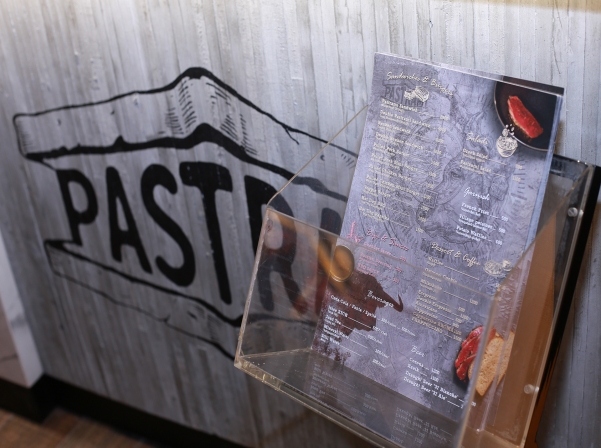 Հակոբը եւ Կարինեն հայտնի PASTRAMI սենդվիչը Հայաստան են բերել