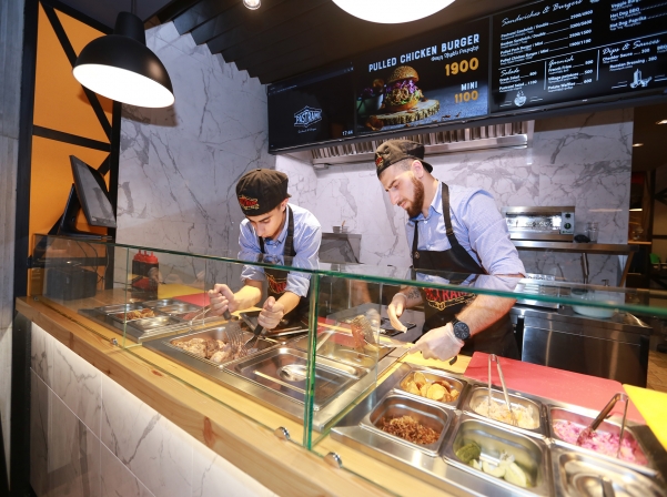 Հակոբը եւ Կարինեն հայտնի PASTRAMI սենդվիչը Հայաստան են բերել