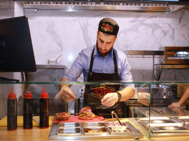 Հակոբը եւ Կարինեն հայտնի PASTRAMI սենդվիչը Հայաստան են բերել