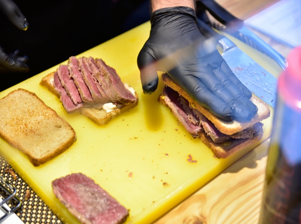 Հակոբը եւ Կարինեն հայտնի PASTRAMI սենդվիչը Հայաստան են բերել