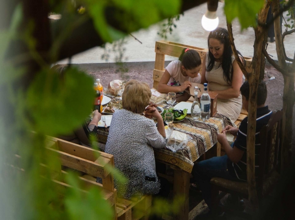 Միայն գյուղական սնունդ՝ Շինուհայրի Arakelyans’ Garden-ում