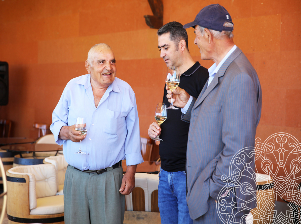 «Արմենիա Վայն»-ում մեծարել են տարեց խաղողագործներին