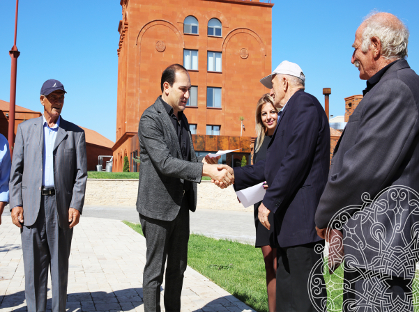 «Արմենիա Վայն»-ում մեծարել են տարեց խաղողագործներին