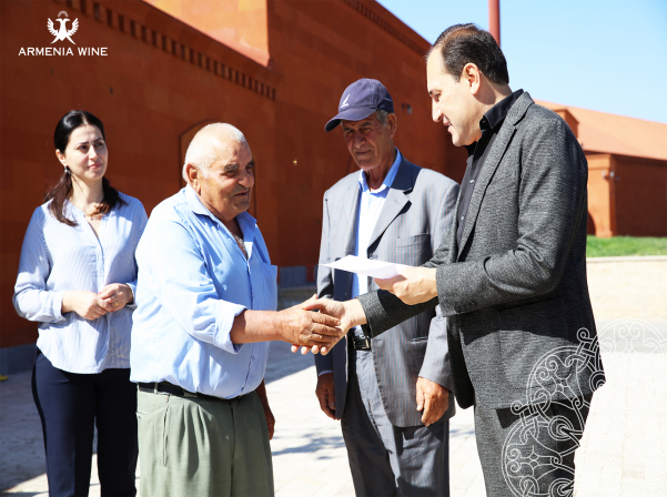 «Արմենիա Վայն»-ում մեծարել են տարեց խաղողագործներին