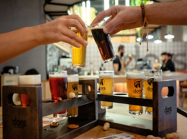 dors. 8 տեսակի կրաֆտային գարեջուր անսովոր կանաչ գարեջրատանը