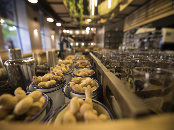 dors. 8 տեսակի կրաֆտային գարեջուր անսովոր կանաչ գարեջրատանը