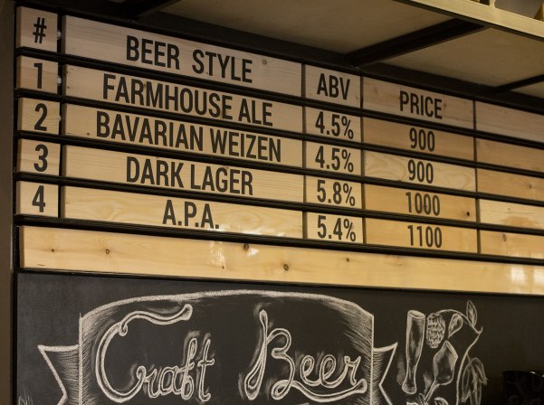 dors. 8 տեսակի կրաֆտային գարեջուր անսովոր կանաչ գարեջրատանը