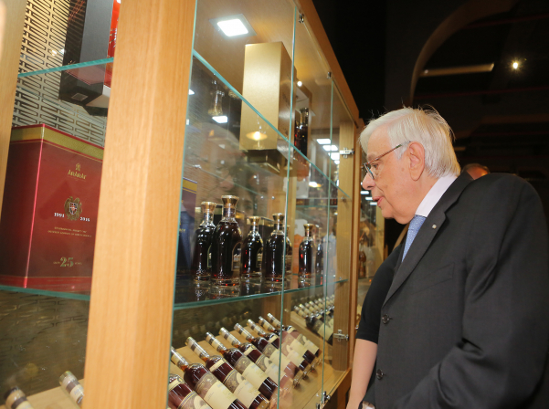 Президент Греции получил именную бочку на Ереванском коньячном заводе 