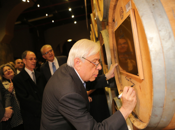 Президент Греции получил именную бочку на Ереванском коньячном заводе 