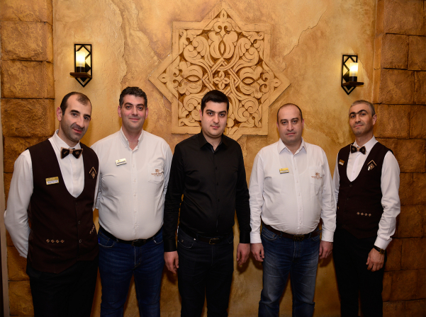 Մատուցողի օգնականից՝ մինչեւ ռեստորանի տնօրեն