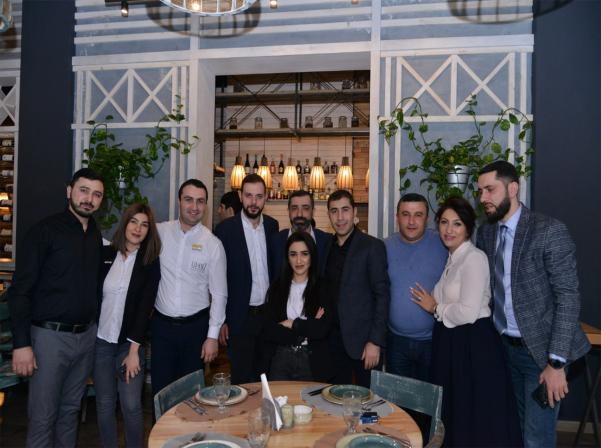 Մատուցողի օգնականից՝ մինչեւ ռեստորանի տնօրեն