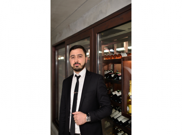 Մատուցողի օգնականից՝ մինչեւ ռեստորանի տնօրեն