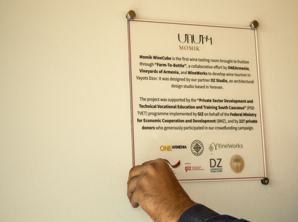 Նվերը, Նարինեն եւ ONEArmenia-ի օգնությամբ ստեղծված «Մոմիկ»-ը