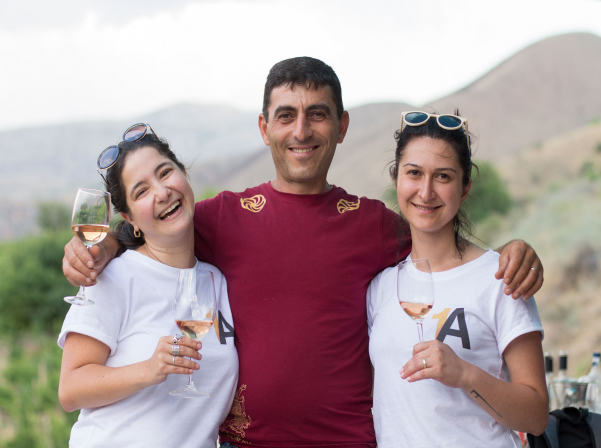 Նվերը, Նարինեն եւ ONEArmenia-ի օգնությամբ ստեղծված «Մոմիկ»-ը