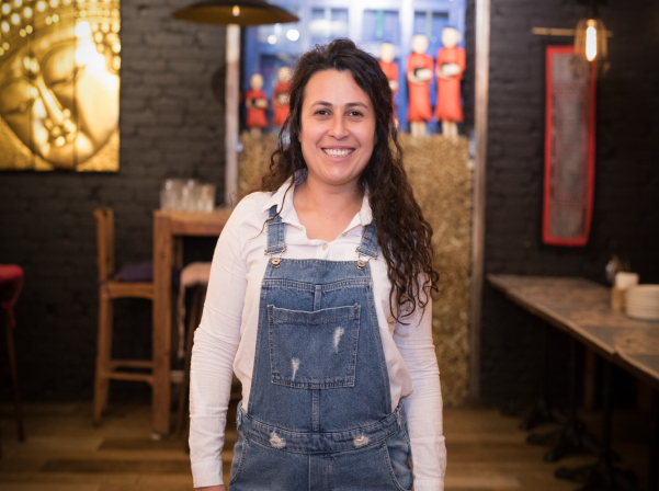 Կոմբինեզոնով աղջիկը եւ «մատուցող-այցելու» կապ ստեղծելու արվեստը