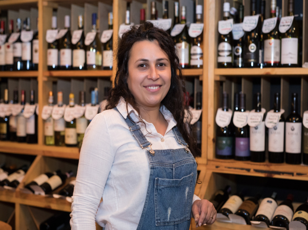 Կոմբինեզոնով աղջիկը եւ «մատուցող-այցելու» կապ ստեղծելու արվեստը