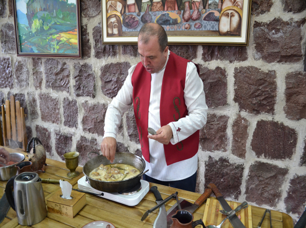 Վազգեն Խաչիկյանի «հեղափոխական եւ հակահեղափոխական ճագարը» 