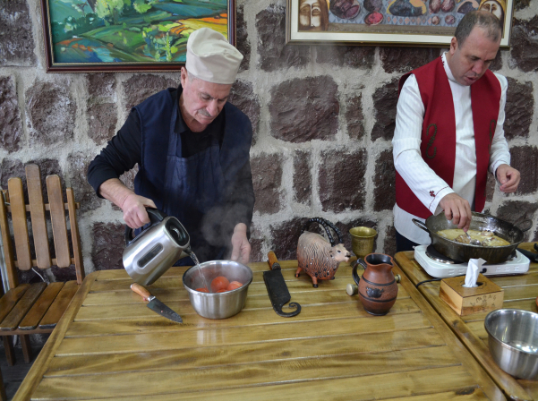 Վազգեն Խաչիկյանի «հեղափոխական եւ հակահեղափոխական ճագարը» 