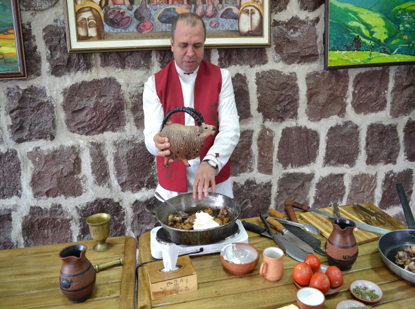 Վազգեն Խաչիկյանի «հեղափոխական եւ հակահեղափոխական ճագարը» 