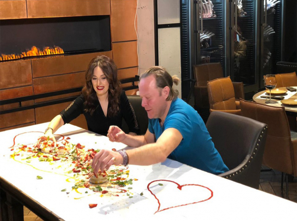 «Поедем, поедим»-ի բուսակեր հաղորդավարը Երեւանում սթեյք է կերել