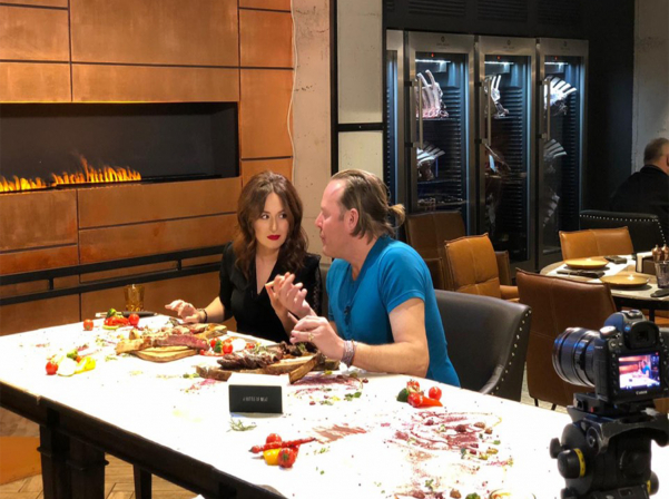 «Поедем, поедим»-ի բուսակեր հաղորդավարը Երեւանում սթեյք է կերել