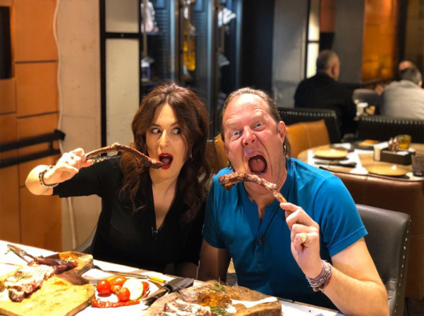 «Поедем, поедим»-ի բուսակեր հաղորդավարը Երեւանում սթեյք է կերել