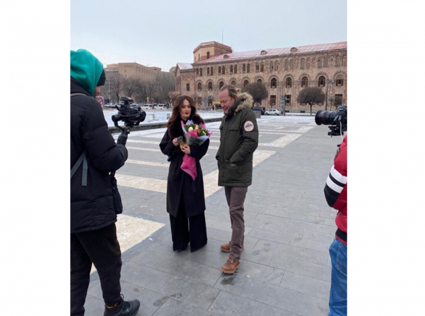 «Поедем, поедим»-ի բուսակեր հաղորդավարը Երեւանում սթեյք է կերել